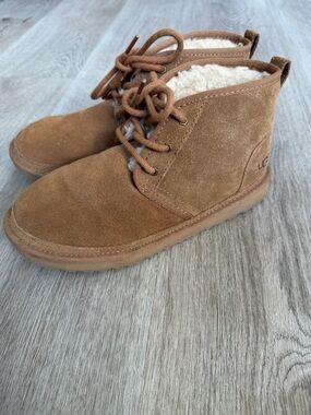 UGG Kids Neumel II Suede Boots - Chestnut - Size 4 (Fits Women’s 6)